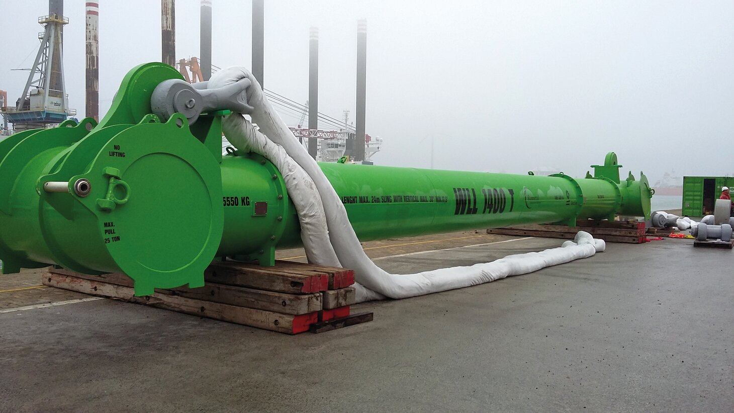 EXTREEMA® soft slings on 1400T liftingbeam.